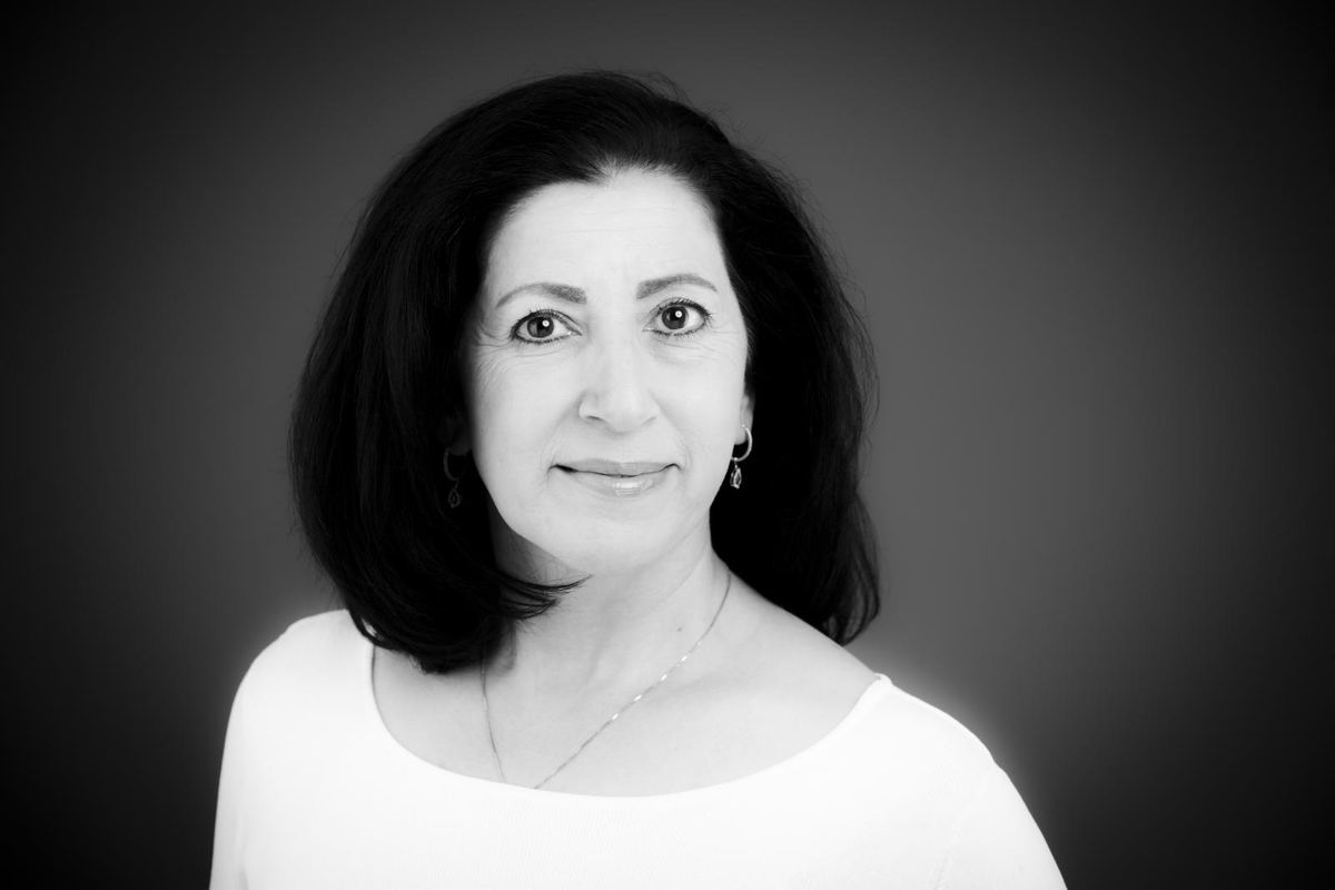 modern black and white photo of a business woman